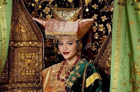 Filosofi Kuasa Perempuan Di Balik Penutup Kepala Tradisional Semua