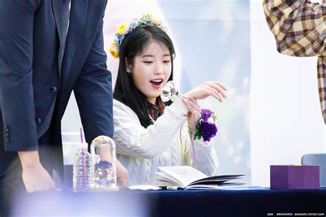 191128 IU at 'Love, Poem' Album Fansign Event - IU Photo (43180229 ...