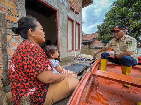 Pj Bupati Apriyadi Terus Tinjau Lokasi Banjir Dan Salurkan Bantuan