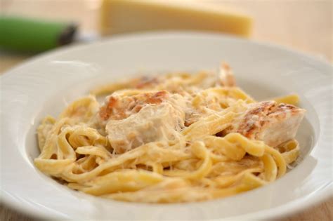 Fettuccine Alfredo Con Pollo