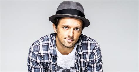 Yes! Jason Mraz returns to his 'coffeehouse performer' roots