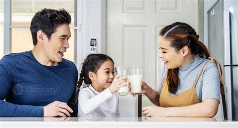 Familia Feliz Divirti Ndose En La Cocina Padre Asi Tico Madre E Hija