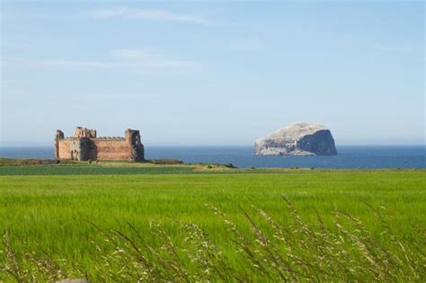 Premium Photo | Magnificent north berwick castle captured in scotland