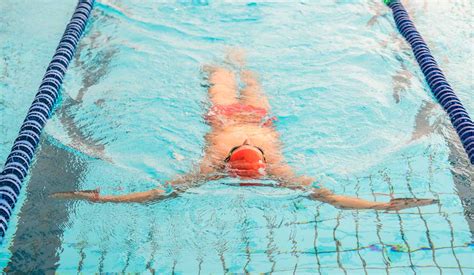 Aprende a colocar y trabajar los abdominales en natación Natación