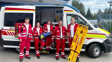 Ausbildung Abgeschlossen F Nf Neue Rettungssanit Ter Beim Roten Kreuz