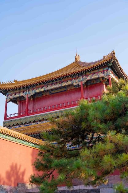 Un Edificio Con Techo Rojo Y Un Rbol Verde Al Fondo Foto Premium