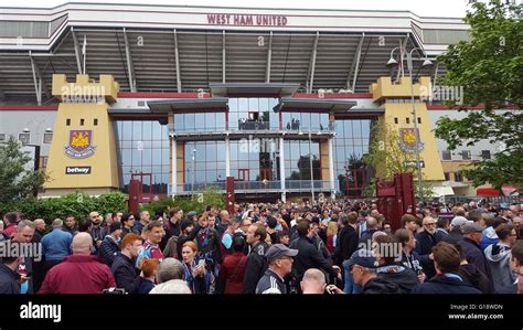 West ham united fans hi-res stock photography and images - Alamy