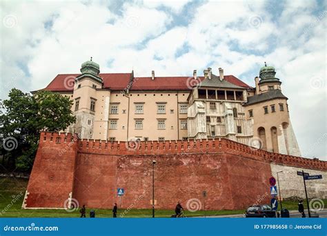 Hoofdingang Van Het Wawel Kasteel Met Zijn Hoofdfaçade Hieronder