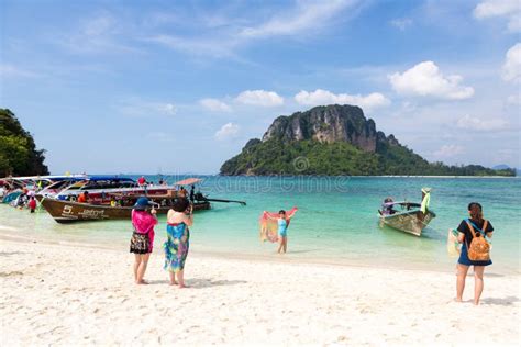 Chinese Tourists in Thailand Editorial Photo - Image of formation, tail: 77687721