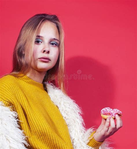 Petite Fille Blonde Mignonne Jeune Fille Posant Dans Le Style De Mode Avec Beigne Sur Fond Rouge