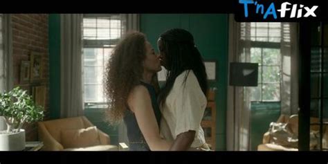 Tawny Cypress Lesbian Scene In Yellowjackets Tnaflix