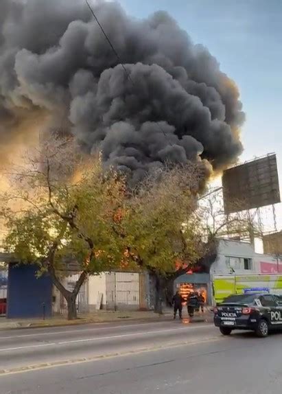 Impactante incendio en pleno centro de Mendoza arde un depósito de