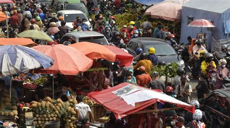 Kepadatan Pasar Tradisional Di Lampung Jelang Hari Raya Idul Fitri