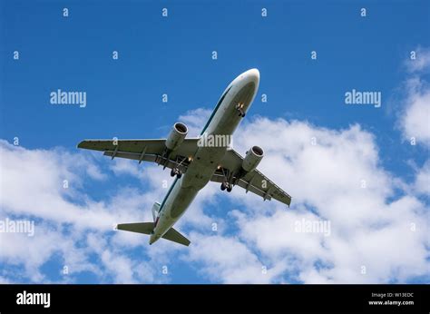 Alitalia Airbus A320-200 landing in Bulgaria; Airbus A320 landing gear ...