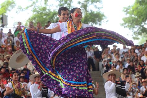 Con Palcos Vac Os Y Luto Mezclado Con Alegr A Arranca La Guelaguetza