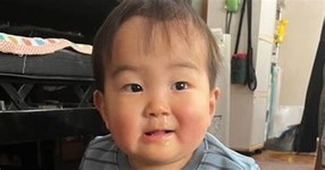 1歳息子がイスとして選んだまさかの“もの” スリルを楽しむ姿に「かわいすぎる」「疲れが吹き飛びます」（33 ページ） ねとらぼ