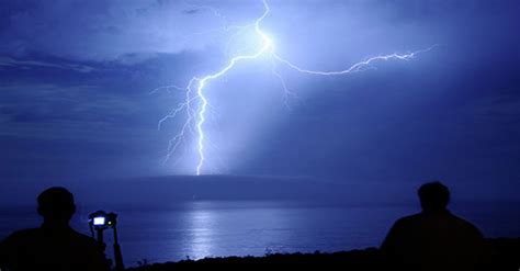 Video: Escape death after being struck by lightning