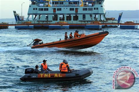 Sar Cari Penumpang Kapal Jatuh Saat Swafoto Di Selat Bali Antara News