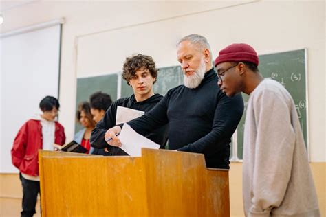 Ile zarabia wykładowca doktor Wszystko co musisz wiedzieć o zarobkach