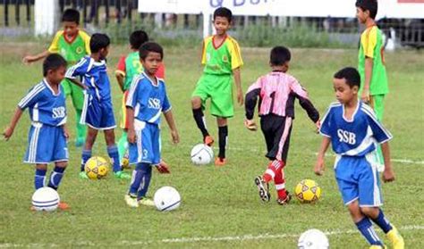 Pada Suatu Pertandingan Sepak Bola Akan Dipimpin Oleh