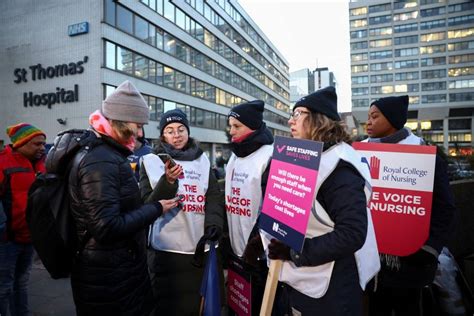 英国nhs爆发史上最大规模护士罢工：10万人参加 搜狐大视野 搜狐新闻