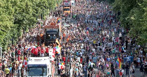 Parada Gay reúne milhares de pessoas em Berlim veja fotos