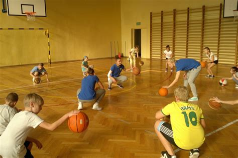 16 uczniów zasłabło w szkole w Kamiennej Górze Służby ewakuowały