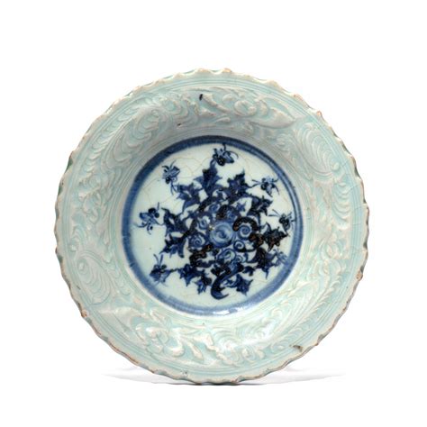 At Auction ASSIETTE EN PORCELAINE BLEU BLANC SUR FOND CÉLADON Chine