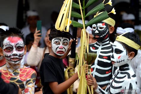 Tradisi Ngerebeg Di Bali ANTARA News