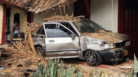 Otro vehículo choca con una casa en Medellín seis personas resultaron