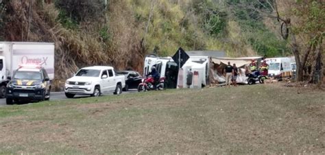 PRF Registra Tombamento De Carreta Na Pista De Descida Da Serra Das