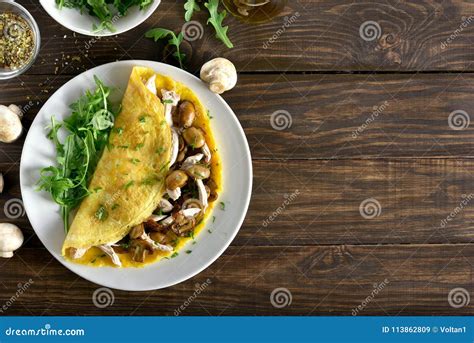 Tortilla Rellena Con Las Setas Pedazos De Carne Del Pollo Verdes