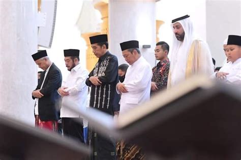 Presiden Jokowi Dan Ibu Iriana Salat Idulfitri Di Masjid Sheikh Zayed