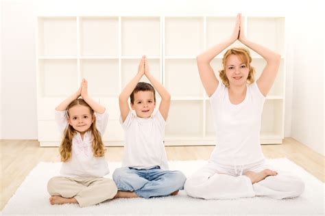 Kinderyoga für Anfänger Haltungen Übungen Gebrauch Kinder Wellness