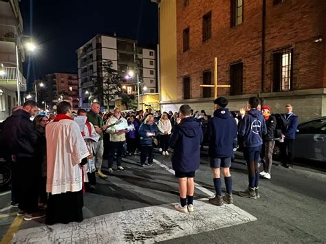 Sulla Via Della Croce Folta Partecipazione Alla Processione Di