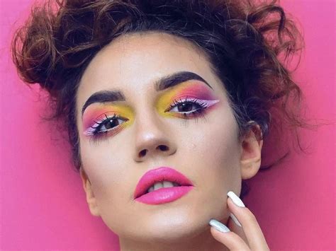 How to Rock the Colorful Eyeshadow Trend in 2023 - Chiclystyle