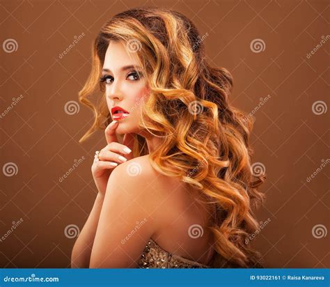 Belle Fille Avec Le Long Cheveu Ondulé Blonde Avec La Coiffure Bouclée Et Les Lèvres Roses Image