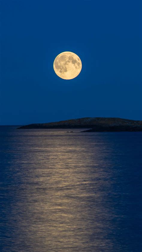 Moonlight Reflection In Sea In 1080x1920 Resolution Moonlight