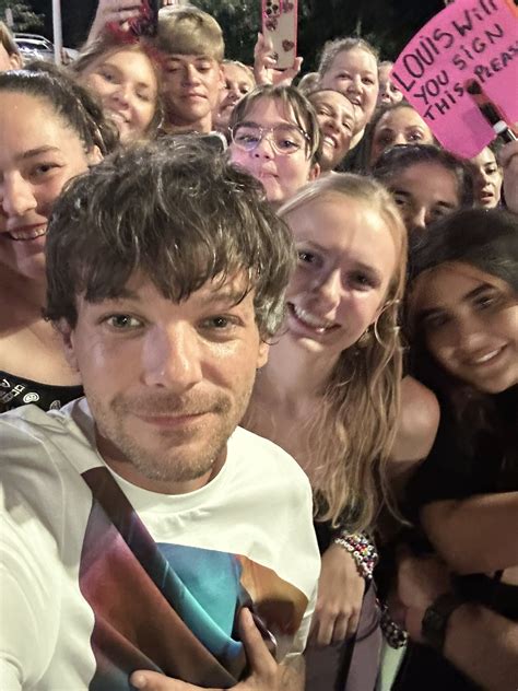 Hl Daily On Twitter Louis Taking Another Selfie With Fans