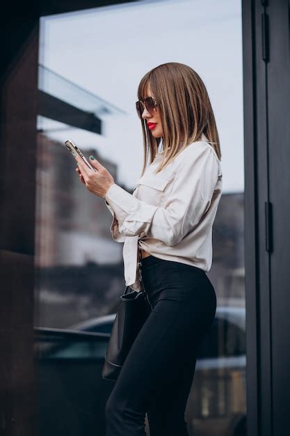 Mulher jovem e atraente falando ao telefone Foto Grátis