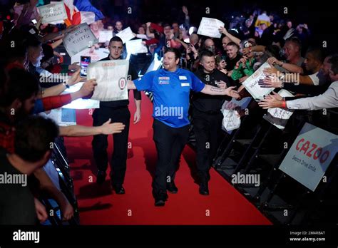 Cameron menzies darts hi-res stock photography and images - Alamy