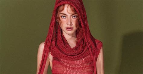 Davika chuộng mốt móc len từ áo váy cho đến bikini