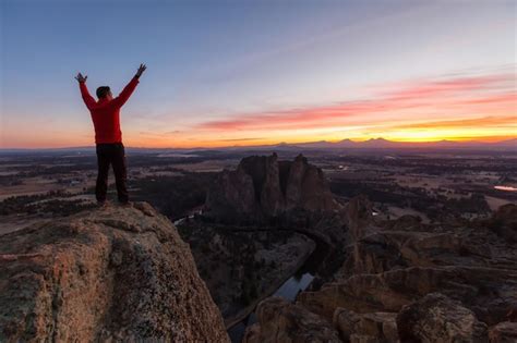 Homem De P No Topo De Uma Montanha Est Desfrutando De Uma Paisagem