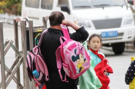 孩子上下学由谁接送，能看出不少“家庭问题”，想隐瞒很难腾讯新闻