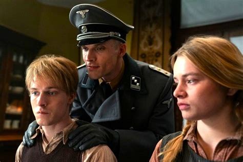 "Весь невидимый нам свет": Новый драматичный сериал про войну, мерзких ...
