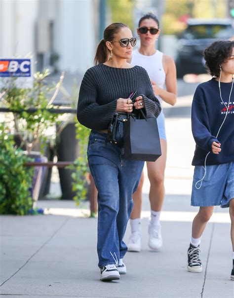 Jennifer Lopez Es La Mejor Vestida Con Baggy Jeans Y Tenis Normcore En