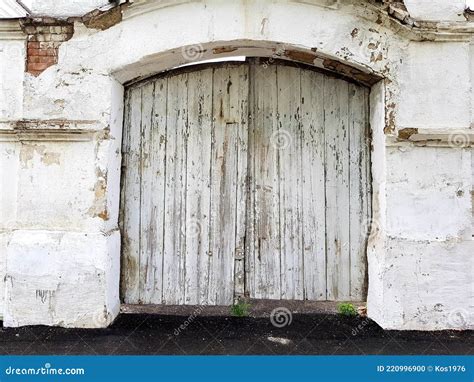 Puerta De Madera Antigua En Una Pared De Ladrillo Foto De Archivo