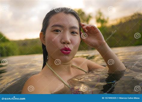 Joven Coreana Hermosa Y Feliz En Bikini Disfrutando De La Puesta Del Sol Tomando Selfie En La