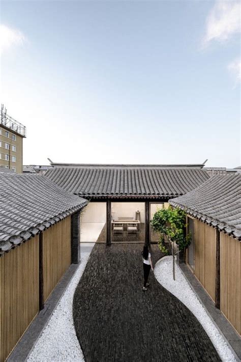 Twisting courtyard rénovation dune maison traditionnelle chinoise par