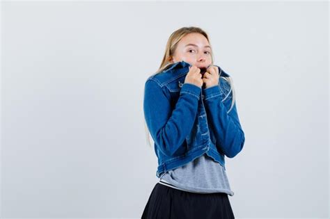 Jeune femme blonde charmante isolée Photo Gratuite